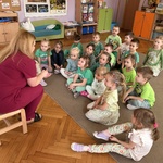 Dzieci słuchają pielęgniarki podczas zajęć edukacyjnych.