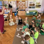 Pielęgniarka prezentuje dzieciom prawidłową technikę mycia rąk.