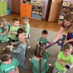 Pielęgniarka rozdaje dzieciom gadżety.