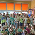 Grupa IV podczas prezentacji piosenki, reszta dzieci słucha.