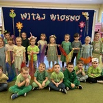 Grupowe zdjęcie Smerfów podczas pierwszego dnia wiosny.