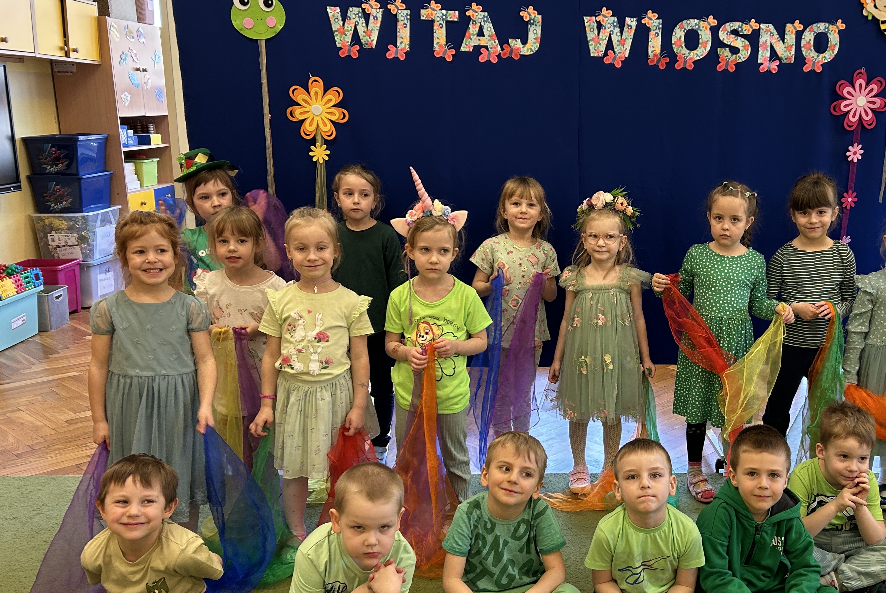 Grupowe zdjęcie Smerfów podczas pierwszego dnia wiosny.