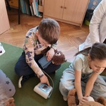 Chłopiec mierzy ciśnienie misiowi.