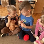 Chłopcy słuchają bicia serca za pomocą stetoskopu.