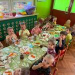 Dzieci siedzą przy stoliku podczas zdrowego śniadanka - grupa I Krasnale.