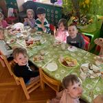 Dzieci siedzą przy stoliku podczas zdrowego śniadanka - grupa I Krasnale.