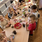 Dzieci siedzą przy stoliku podczas zdrowego śniadanka - grupa III Smerfy.