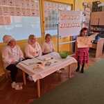 Dziewczynka prezentuje swoją potrawę oraz opowiada o kraju przed komisją konkursową.