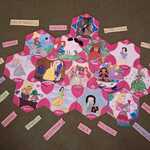 Puzzle wielkoformatowe z księżniczkami Disneya, wokół kartki z wypisanymi wartościami.