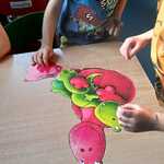 Dzieci układają puzzle dinozaurów.