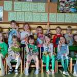 Grupowe zdjęcie Sówek podczas dnia dinozaura.