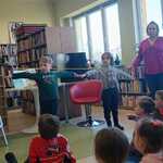Zabawa ruchowa podczas zajęć edukacyjnych w bibliotece.