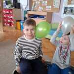 Chłopcy elektryzują balony do głów.