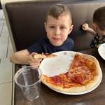 Chłopiec je pizzę.