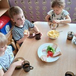 Dzieci jedzą pastę jajeczną.