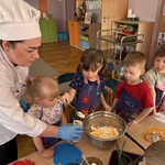 Dzieci podczas warsztatów kulinarnych.