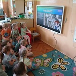 Dzieci oglądają bajkę edukacyjną.