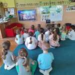 Dzieci oglądają bajkę edukacyjną.