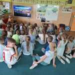 Dzieci oglądają bajkę edukacyjną.