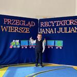 Chłopiec pozuje do zdjęcia podczas konkursu.