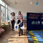 Chłopiec odbiera dyplom i nagrodę.