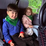 Chłopiec i dziewczynka siedzą w autokarze