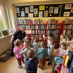 Dzieci zwiedzają bibliotekę