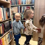 Dzieci oglądają zasoby biblioteczne