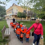 Dzieci wracają z Książnicy