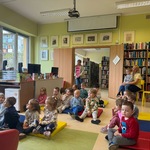 Dzieci słuchają Pani z biblioteki