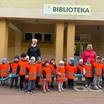 Dzieci stoją przed wejściem do biblioteki