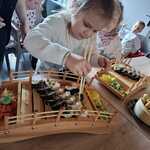 Dziewczynka bierze sushi