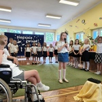 Dziewczynka trzyma mikrofon