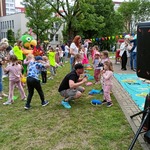 Dzieci bawią się z rodzicami