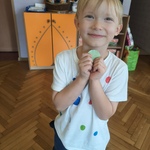 Chłopiec trzyma kropkę.