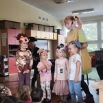Dzieci stoją na dywanie, przebrane są za zwierzęta.