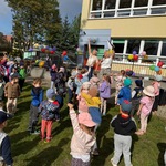 Nauczycielki prowadzą imprezę, a dzieci tańczą.