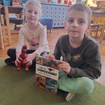Dziewczynka i chłopiec prezentują gadżety w te