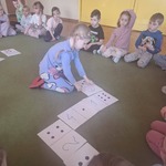 Dziewczynka kontynuuje przeliczanie kropek i ustawia ciąg cyfr w kolejności od najmniejszej do największej.