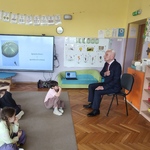 Instruktor opowiada jak wygląda przygotowanie do skoku ze spadochronu.