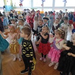 Grupa dzieci podczas zabaw muzyczno-ruchowych.