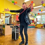 Magik wykonujący sztuczkę.