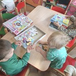 Dzieci układają puzzle.