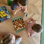 Dzieci grają w warcaby.
