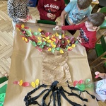 Dzieci wykonują pracę zbiorową z materiałów recyklingowych.