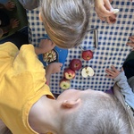 Chłopiec za pomocą krajacza dzieli jabłko na ćwiartki.