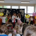 Dzieci tańczą podczas występu.