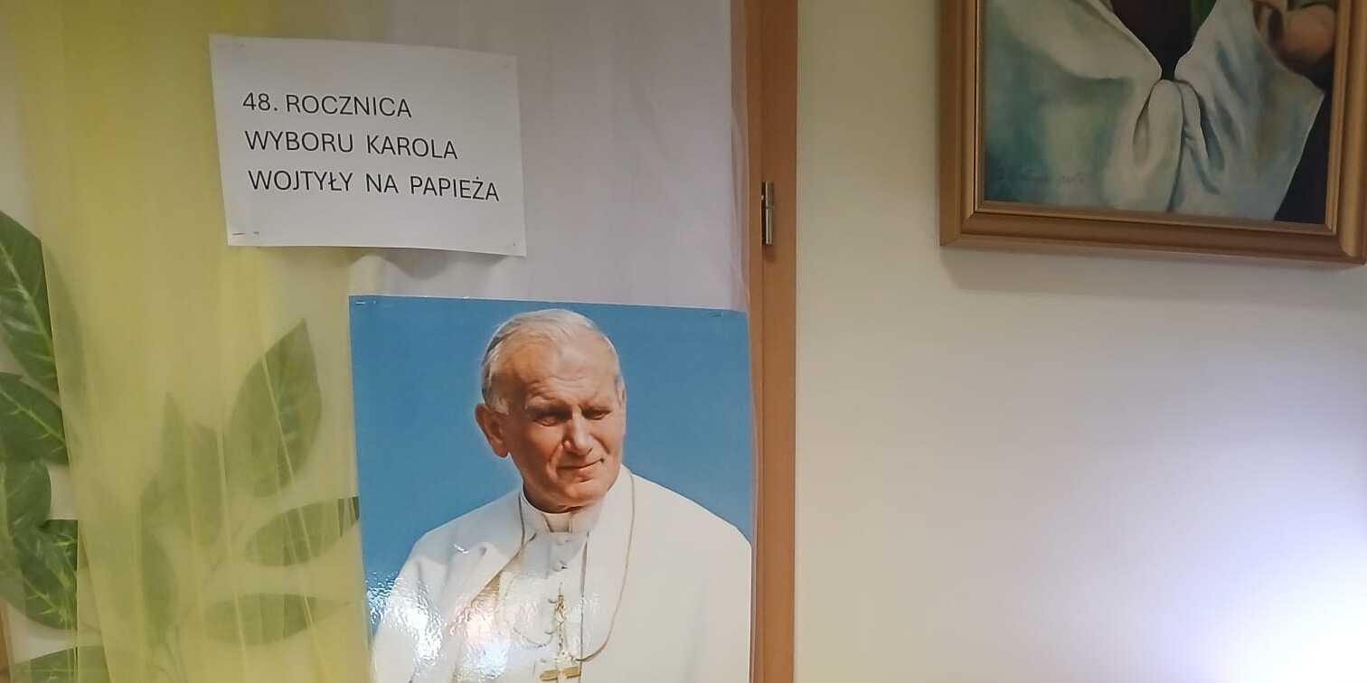 Dekoracja ku czci Świętego Jana Pawła II.